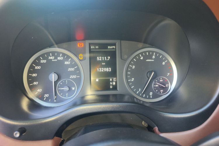 奔驰 威霆 2020款 2.0T 精英版 7座中控内饰15