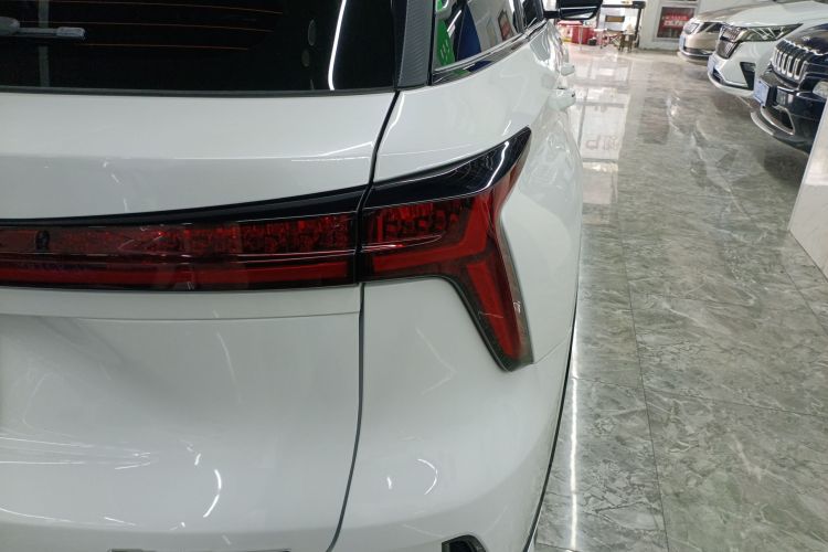 长安CS75 PLUS 2024款 第三代 冠军版 1.5T 智驾劲航型车身外观9