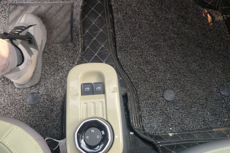 吉利银河 2024款 200km 熊猫骑士中控内饰18