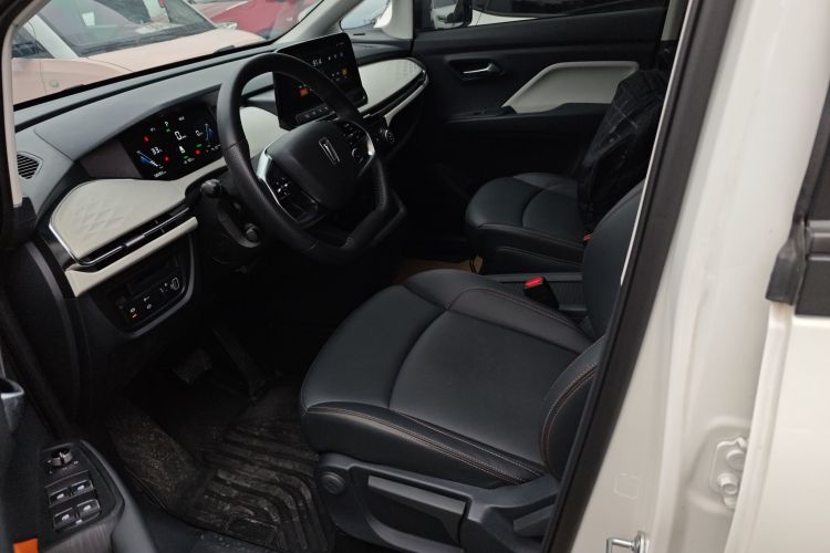 奔腾NAT 2023款 PRO 舒享出行加长版 425km中控内饰19