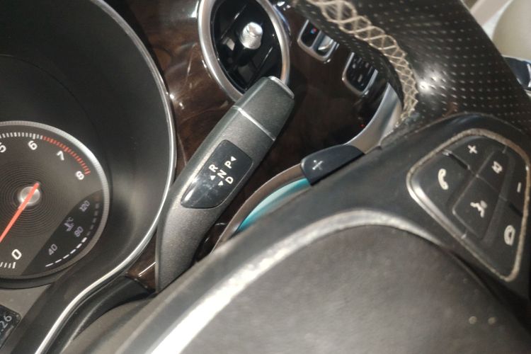 奔驰V级 2016款 V 260 L 尊贵加长版中控内饰18