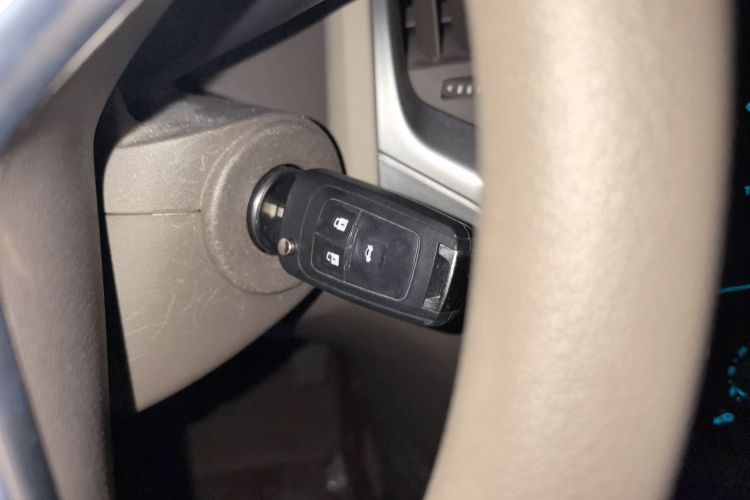 别克 英朗 2013款 GT 1.6L 自动时尚版中控内饰11