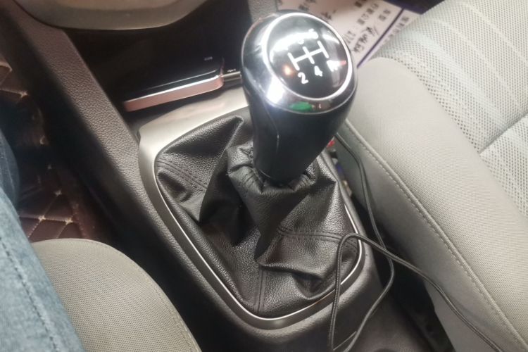 雪佛兰 爱唯欧 2014款 三厢 1.4SL MT 舒适版中控内饰18