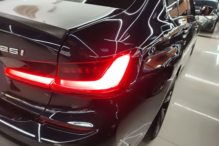 宝马3系 2022款 改款 325i M运动套装车身外观9