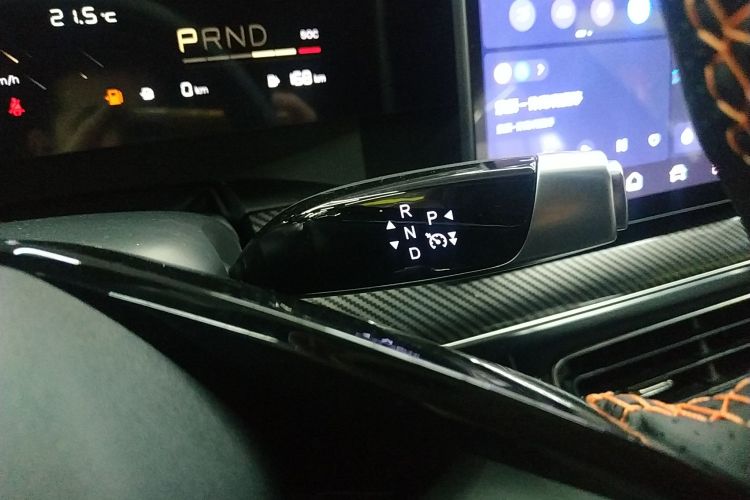 哪吒汽车 哪吒L 2024款 增程 310 闪充红衣版中控内饰18