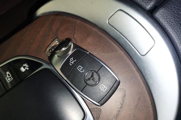 奔驰GLC 2022款 GLC 300 L 4MATIC 动感型臻藏版中控内饰7001