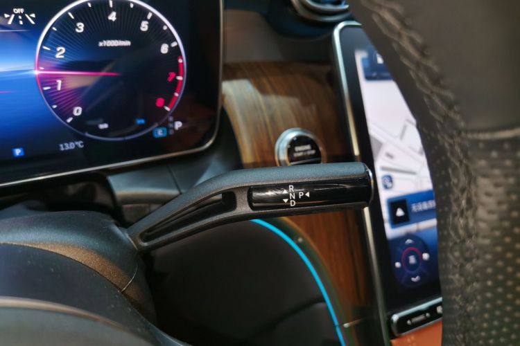 奔驰GLC 2024款 改款 GLC 300 L 4MATIC 动感型 5座中控内饰18