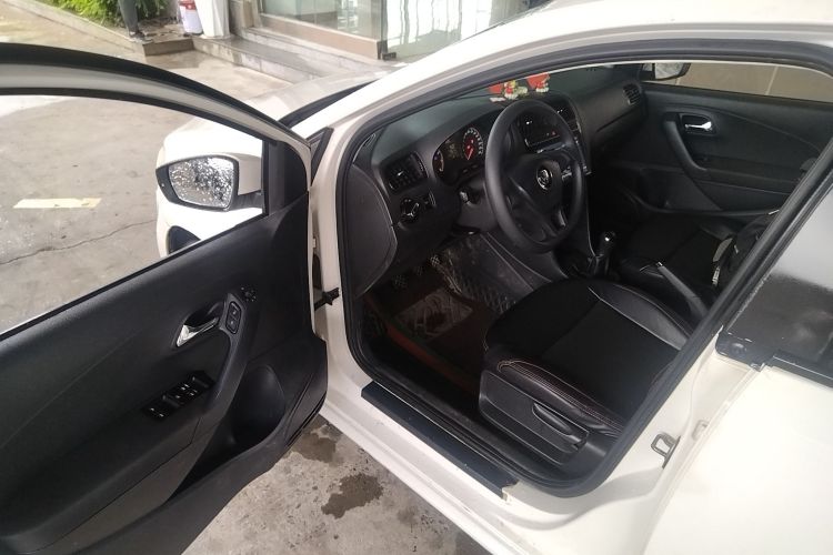 大众 Polo 2016款 1.4L 手动风尚型中控内饰7003