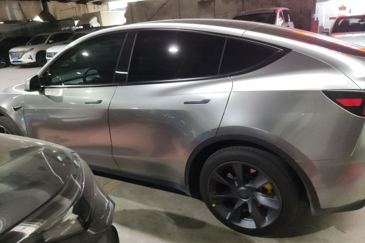 特斯拉 Model Y 2024款 后轮驱动版车身外观4
