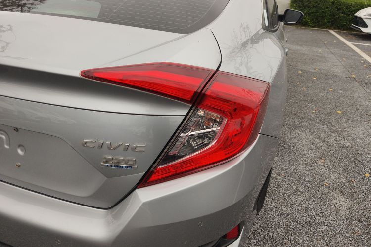 本田 思域 2016款 220TURBO CVT豪华版车身外观9