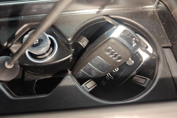 奥迪A6L 2025款 改款 45 TFSI quattro 臻选动感型中控内饰11