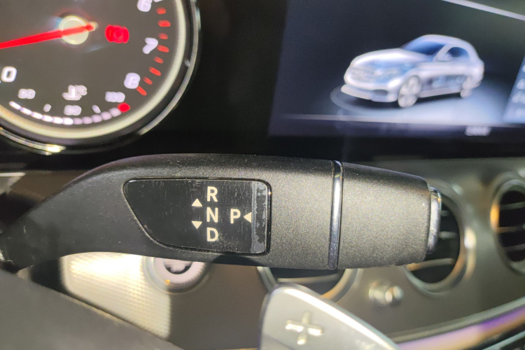 奔驰E级 2017款 E 200 运动型 4MATIC局部细节18