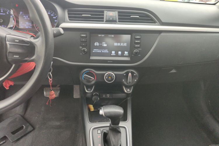起亚K2 2017款 三厢 1.4L AT GLS中控内饰16