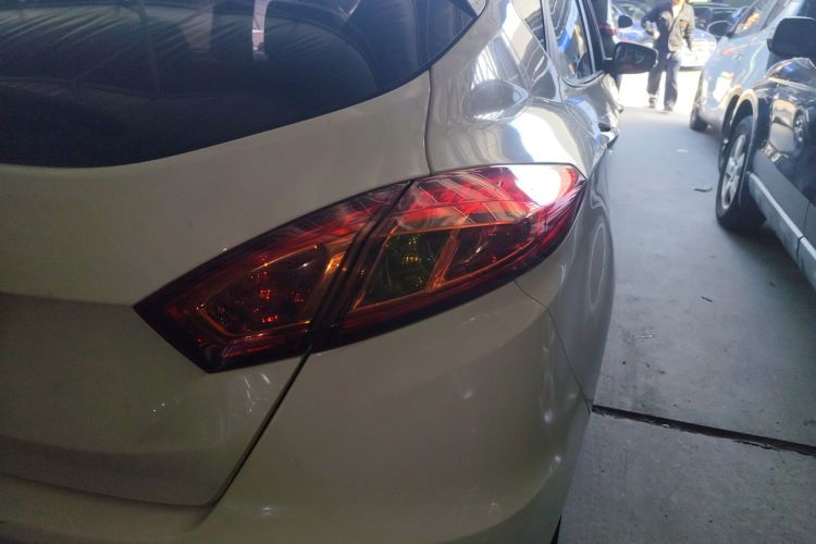 长安 逸动 2016款 XT 1.6L 自动俊酷型车身外观9