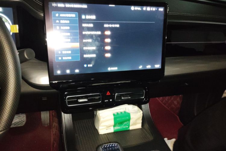 广汽传祺 传祺GS8 2025款 领航系列 2.0TGDI 两驱豪华版 5座中控内饰16