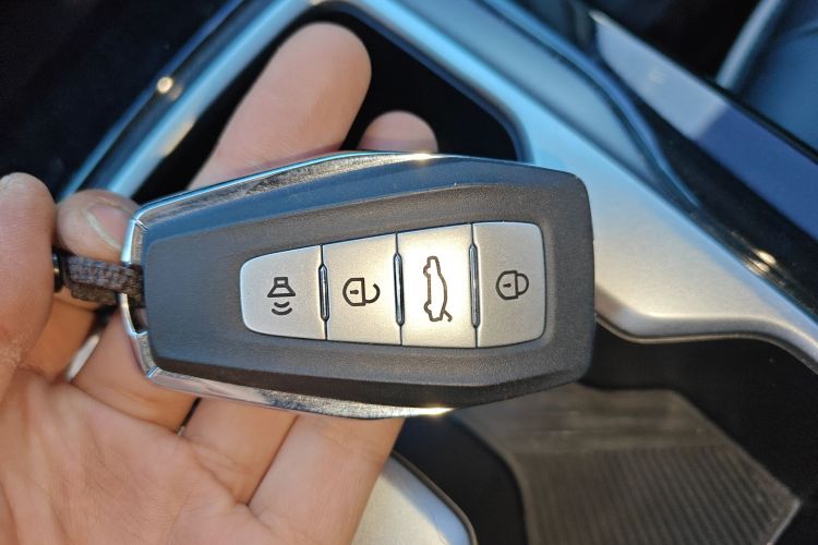 吉利几何E萤火虫 2024款 401km 萤光中控内饰11