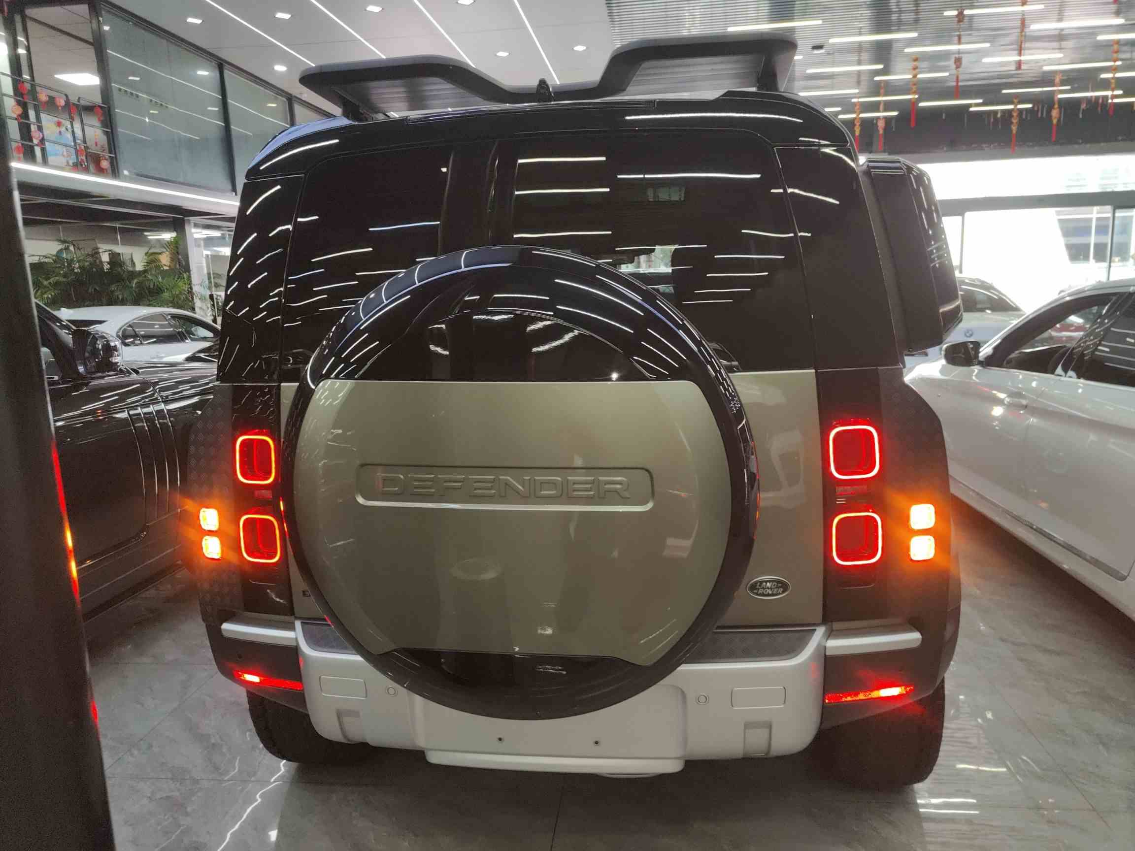 路虎卫士 2024款 110 3.0T P400 暗黑特别版(3)