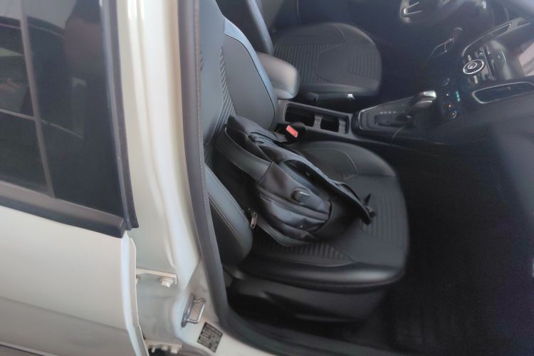 福特 福克斯 2018款 两厢经典 EcoBoost 125 自动超能风尚型智行版局部细节41