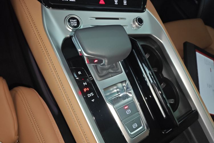 奥迪Q6 2024款 50 TFSI quattro 行云型 羽林套装 6座中控内饰18