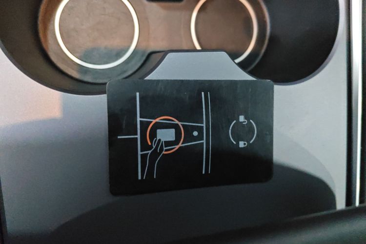 特斯拉 Model Y 2022款 长续航全轮驱动版中控内饰7001