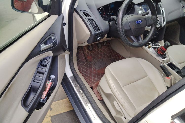 福特 福克斯 2015款 三厢 1.6L 手动舒适型中控内饰20