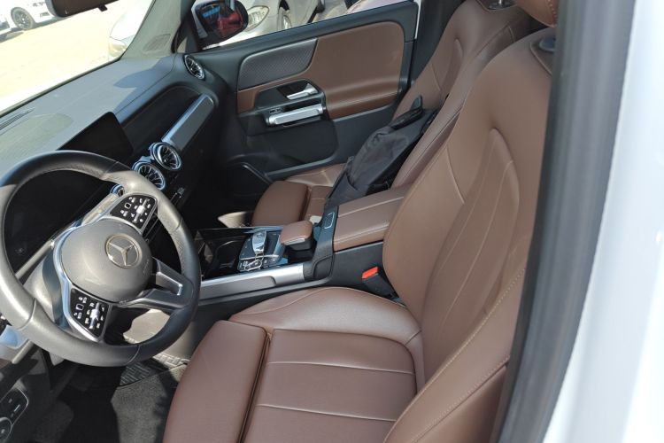 奔驰GLB 2022款 改款 GLB 200 时尚型中控内饰19