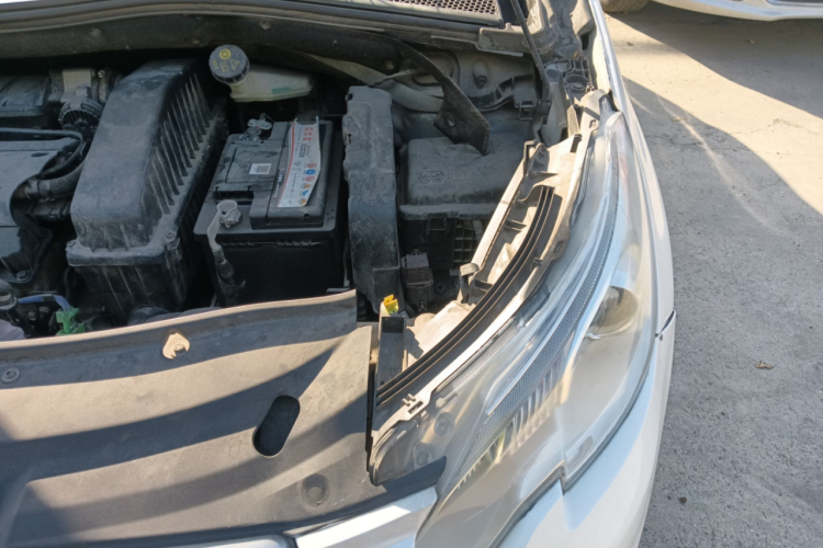 标致2008 2015款 1.6L 自动玩酷版机舱底盘26