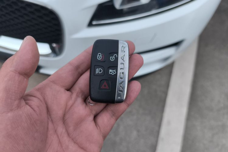 捷豹F-PACE 2018款 2.0T 两驱都市尊享版中控内饰7001