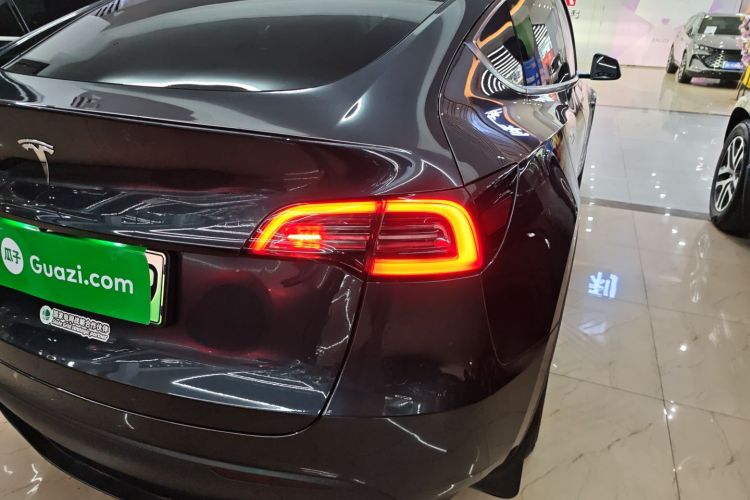 特斯拉 Model Y 2024款 长续航全轮驱动版车身外观9