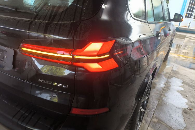 宝马X5 2025款 xDrive 30Li 尊享型M运动曜夜套装车身外观9