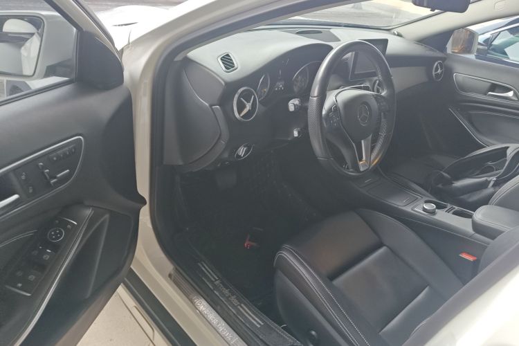 奔驰GLA 2016款 GLA 200 动感型中控内饰20