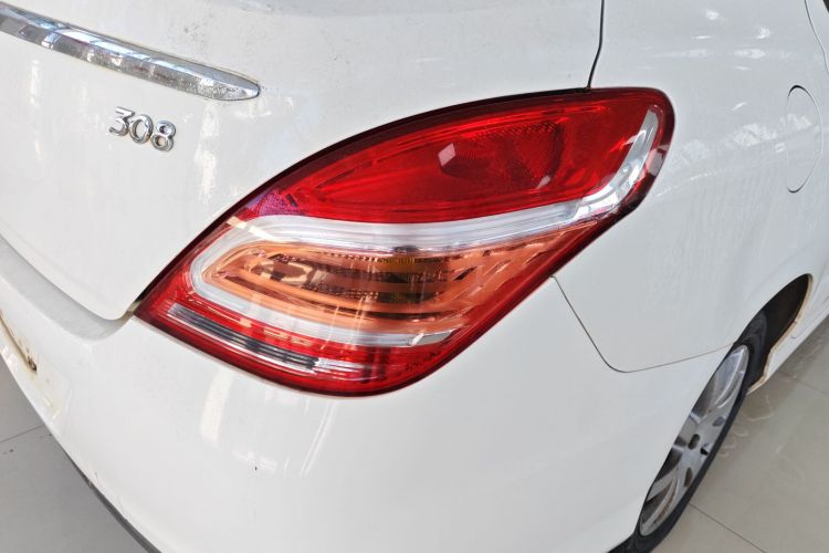 标致308 2013款 1.6L 手动优尚型车身外观9