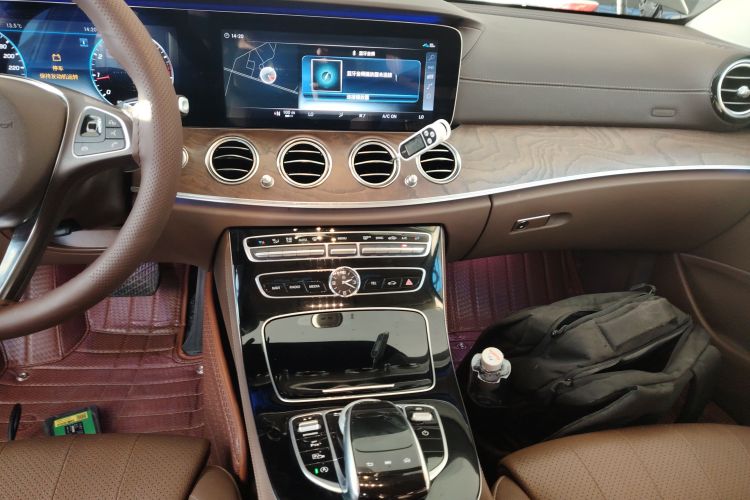 奔驰E级 2017款 E 200 L 4MATIC中控内饰16