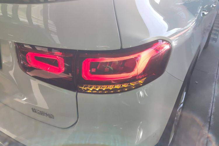 奔驰GLB 2022款 改款 GLB 200 动感型车身外观9