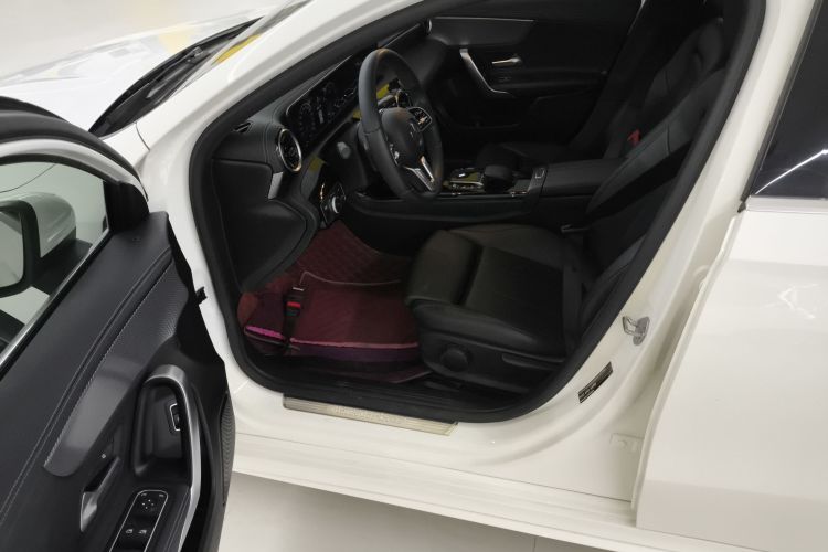 奔驰A级 2020款 改款二 A 180 L 运动轿车中控内饰20