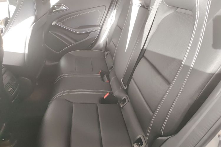 奔驰GLA 2019款 GLA 200 动感型中控内饰21