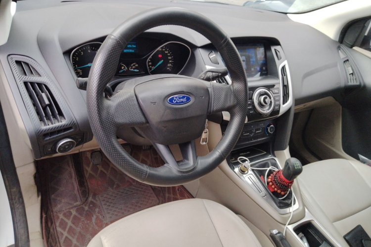 福特 福克斯 2015款 三厢 1.6L 手动舒适型中控内饰12