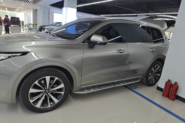 理想汽车 理想ONE 2020款 增程6座版车身外观4