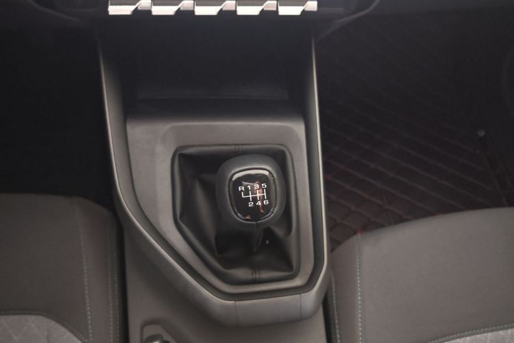 宝骏RC-5 2020款 1.5L 手动智耀精英型中控内饰18