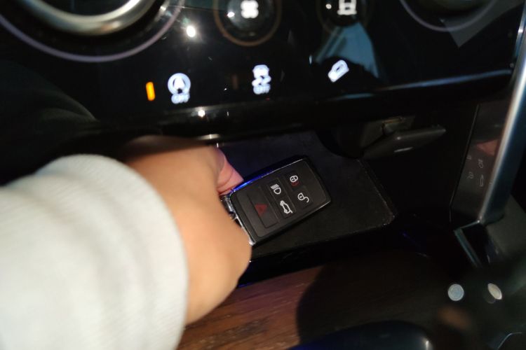 路虎 发现运动版 2023款 249PS R-Dynamic S 性能版中控内饰7001