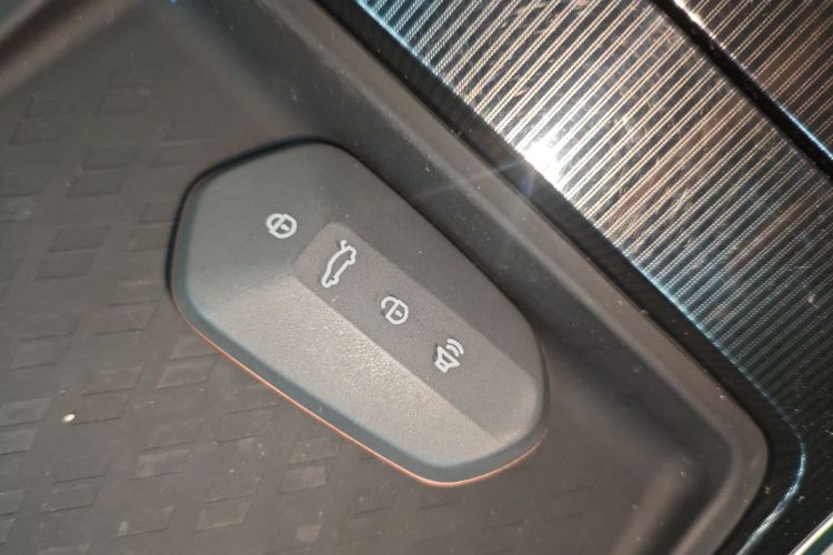 睿蓝汽车 睿蓝7 2023款 605km 猎光中控内饰7001