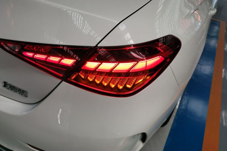 奔驰C级 2024款 改款二 C 260 L 运动版车身外观9