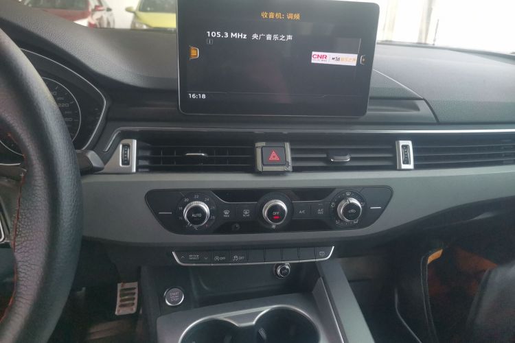 奥迪A4L 2017款 40 TFSI 进取型中控内饰16