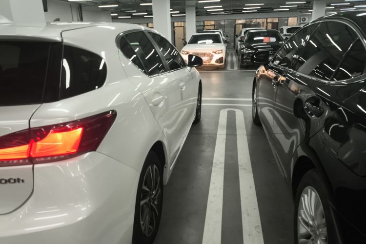 雷克萨斯CT 2017款 CT200h 精英版 单色 国V车身外观9