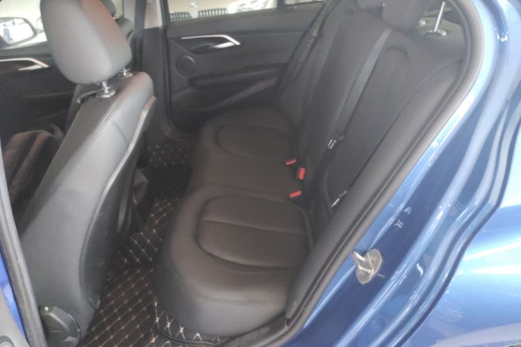 宝马1系 2019款 118i 时尚型中控内饰21