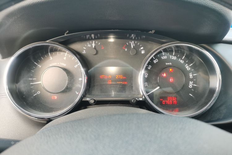 标致3008 2015款 2.0L 手动经典版中控内饰14