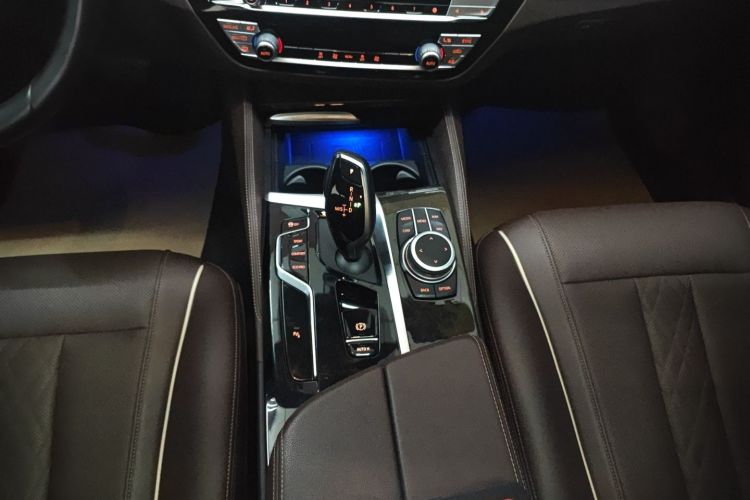 宝马5系 2022款 改款 525Li M运动套装中控内饰18