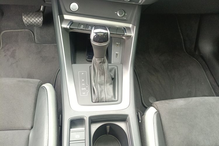 奥迪Q3 2019款 40 TFSI 时尚动感型中控内饰18