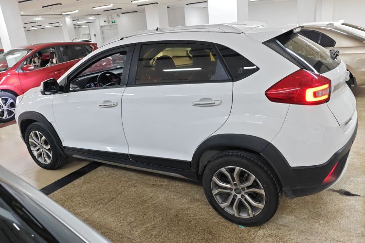 奇瑞 瑞虎3X 2017款 1.5L 手动时尚版车身外观4