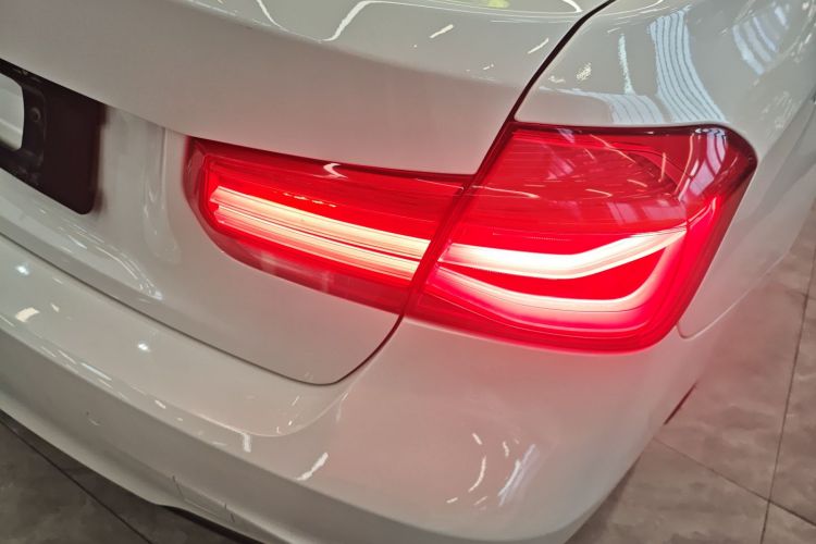 宝马3系 2019款 320Li M运动套装车身外观9